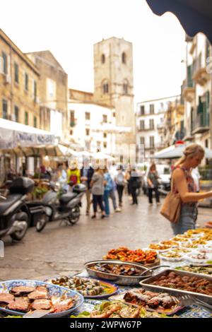 A Palermo, in Italia, il 2023 ottobre, Street food al Ballaro Market Foto Stock