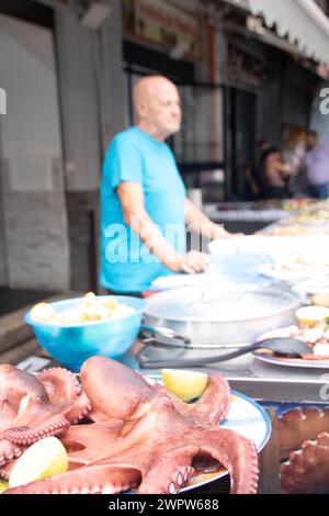 A Palermo, Italia, il 2023 ottobre, il venditore di pesce fresco al Ballaro Market Foto Stock