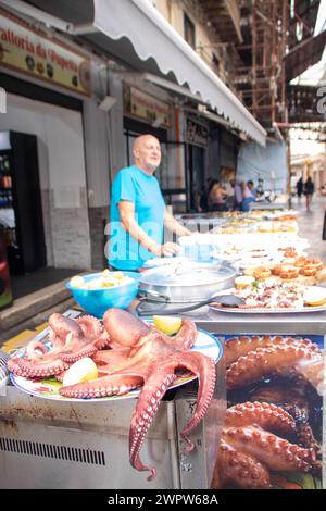 A Palermo, Italia, il 2023 ottobre, il venditore di pesce fresco al Ballaro Market Foto Stock