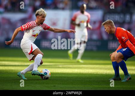 Lipsia, Germania. 9 marzo 2024. Soccer, Bundesliga, Matchday 25, RB Leipzig - Darmstadt 98, Red Bull Arena: Kevin Kampl (l) di Lipsia e Andreas Müller di Darmstadt si guardano a vicenda. Credito: Jan Woitas/dpa - NOTA IMPORTANTE: in conformità con i regolamenti della DFL German Football League e della DFB German Football Association, è vietato utilizzare o far utilizzare fotografie scattate nello stadio e/o della partita sotto forma di immagini sequenziali e/o serie di foto video./dpa/Alamy Live News Foto Stock