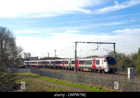 Un'unità elettrica multipla Aventra Classe 720 numero 720563 un servizio Greater Anglia che passa attraverso il parco di campagna Lee Valley a nord di Cheshunt. Foto Stock