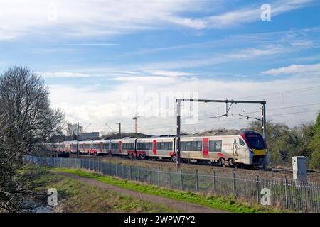 Unità multiple elettriche intercity Stadler Flirt classe 745 numero 745105 che opera in un servizio della Greater Anglia passando attraverso il parco di campagna della Lee Valley. Foto Stock