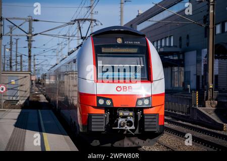 Wels, Österreich. 9. März 2024. ÖBB City-Jet Regional-Zug am Welser Hauptbahnhof. *** Wels, Austria 9 marzo 2024 ÖBB City Jet Regional train alla stazione centrale di Wels Foto Stock