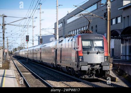 Wels, Österreich. 9. März 2024. Railjet Fernverkehrszug der Österreichischen Bundesbahnen am Hauptbahnhof Wels. *** Wels, Austria 9 marzo 2024 treno a lunga distanza Railjet delle Ferrovie federali austriache alla stazione centrale di Wels Foto Stock