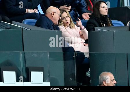 Roma, Italia. 9 marzo 2024. Il primo ministro italiano Giorgia Meloni (c) partecipa alla partita di rugby delle sei Nazioni tra Italia e Scozia allo Stadio Olimpico di Roma il 9 marzo 2024. Crediti: Insidefoto di andrea staccioli/Alamy Live News Foto Stock