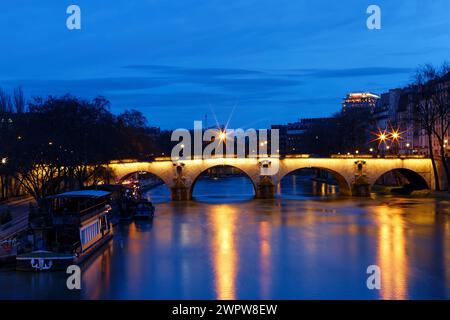 La vista del Ponte Marie sulla Senna di notte, Parigi, Francia. È uno dei ponti più antichi di Parigi. Foto Stock