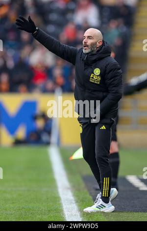 Hull, Regno Unito. 9 marzo 2024. Leicester City Manager Enzo Maresca gesti durante la partita del campionato EFL Hull City AFC vs Leicester City FC Sky bet al MKM Stadium di Hull, Inghilterra, Regno Unito il 9 marzo 2024 Credit: Every Second Media/Alamy Live News Foto Stock