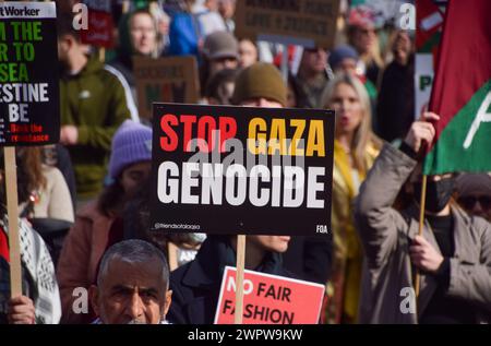 Londra, Regno Unito. 9 marzo 2024. Migliaia di persone marciano verso l'ambasciata degli Stati Uniti in solidarietà con la Palestina, chiedendo un cessate il fuoco mentre la guerra Israele-Hamas continua. Crediti: Vuk Valcic/Alamy Live News Foto Stock