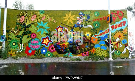 Stoccolma, Snosatra, Svezia, 20 agosto 2022. Mostra di graffiti alla periferia della città. Potere floreale. Foto Stock