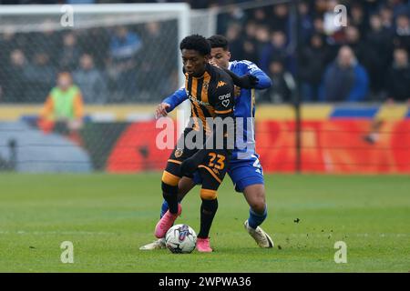 Jaden Philogene-Bidace di Hull City in azione con Yunus Akgun di Leicester City durante la partita del Campionato Sky Bet tra Hull City e Leicester City all'MKM Stadium, Kingston upon Hull, sabato 9 marzo 2024. (Foto: Mark Fletcher | mi News) crediti: MI News & Sport /Alamy Live News Foto Stock