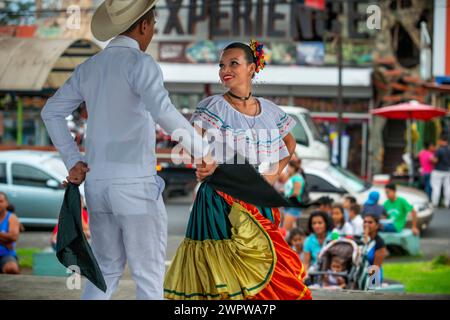 I balli locali in La Fortuna village, provincia di Alajuela, Costa Rica, America Centrale Foto Stock