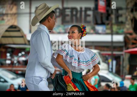 I balli locali in La Fortuna village, provincia di Alajuela, Costa Rica, America Centrale Foto Stock