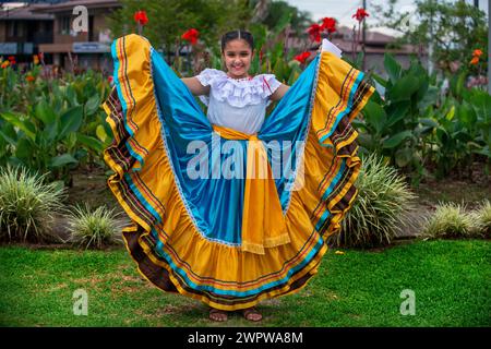 I balli locali in La Fortuna village, provincia di Alajuela, Costa Rica, America Centrale Foto Stock