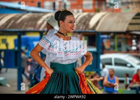 I balli locali in La Fortuna village, provincia di Alajuela, Costa Rica, America Centrale Foto Stock