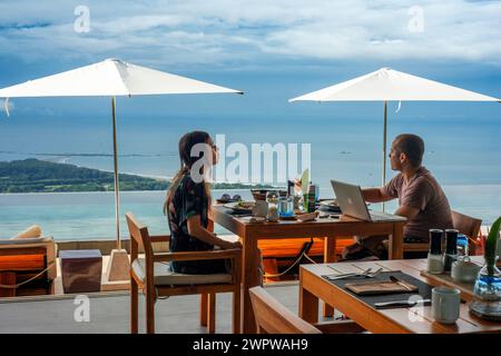 Costa Rica, penisola di osa, suite dal design contemporaneo delle ville design ecolodge Kura che si affacciano sulla foresta primaria e sull'oceano. Uvita de osa, Ba Foto Stock