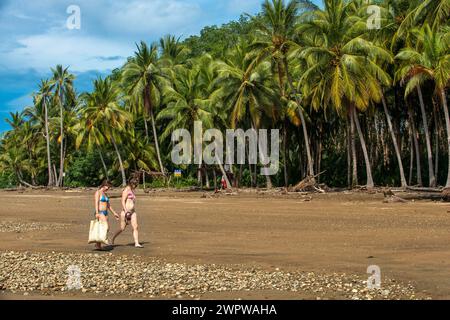 Tramonto sulla spiaggia paradisiaca di Uvita Marino Ballena National Park, Uvita, vicino a Corcovado, Costa Rica Foto Stock