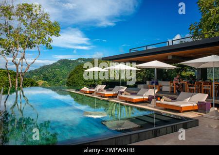 Nuoto pol Costa Rica, penisola osa, suite dal design contemporaneo delle ville design ecolodge Kura che si affacciano sulla foresta primaria e sull'oceano. Uvi Foto Stock