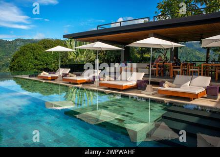 Nuoto pol Costa Rica, penisola osa, suite dal design contemporaneo delle ville design ecolodge Kura che si affacciano sulla foresta primaria e sull'oceano. Uvi Foto Stock