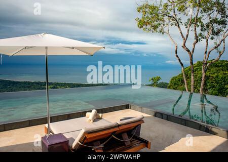 Nuoto pol Costa Rica, penisola osa, suite dal design contemporaneo delle ville design ecolodge Kura che si affacciano sulla foresta primaria e sull'oceano. Uvi Foto Stock