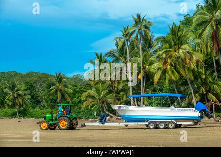 Tramonto sulla spiaggia paradisiaca di Uvita Marino Ballena National Park, Uvita, vicino a Corcovado, Costa Rica Foto Stock