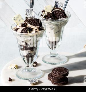 Biscotti dolci e parfait di gelato, pronti per essere mangiati, Foto Stock