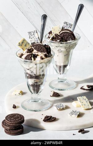 Deliziosi biscotti e parfait da dessert con gelato alla luce del sole. Foto Stock