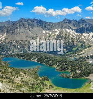 lago di campfire sotto le montagne pazzi nelle acque di testa del bacino di erba dolce torrente vicino salice, montana Foto Stock