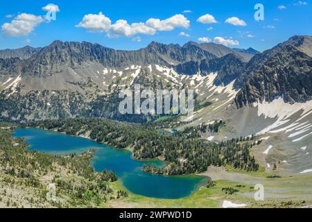 lago di campfire sotto le montagne pazzi nelle acque di testa del bacino di erba dolce torrente vicino salice, montana Foto Stock