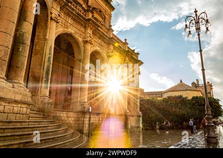 Il sole splende attraverso il bellissimo edificio barocco a noto, in Sicilia, Italia Foto Stock