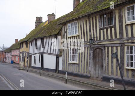 Water Street a Lavenham, Suffolk con alcuni dei suoi edifici colorati incorniciati in legno Foto Stock