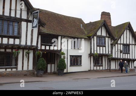 Lo Swan Hotel in High Street, Lavenham, Suffolk. Questo edificio medioevale incorniciato di legno risale al XV secolo Foto Stock
