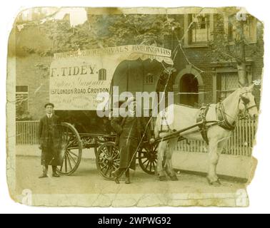 Cartolina originale dei primi anni '1900, era del Titanic, carrello trainato da cavalli di F Tidey Fruiterers & greengrocer, venditore di patate, & Household Removals Pantechnicon Vans (a removals co.), spot pubblicitario. I locali del negozio si trovavano al 157 London Road, Croydon, Londra, Regno Unito, intorno al 1912 Foto Stock