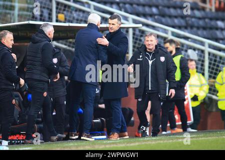 9 marzo 2024; Tannadice Park, Dundee, Scozia: Scottish Championship Football, Dundee United contro Arbroath; il manager del Dundee United Jim Goodwin stringe la mano al manager dell'Arbroath Jim McIntyre alla fine della partita Foto Stock