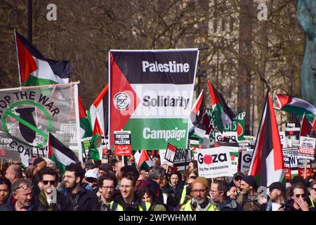 Londra, Regno Unito. 9 marzo 2024. I manifestanti marciano con uno striscione della campagna di solidarietà della Palestina (PSC) durante la manifestazione. Migliaia di persone marciano verso l'ambasciata degli Stati Uniti in solidarietà con la Palestina, chiedendo un cessate il fuoco mentre la guerra Israele-Hamas continua. Credito: SOPA Images Limited/Alamy Live News Foto Stock