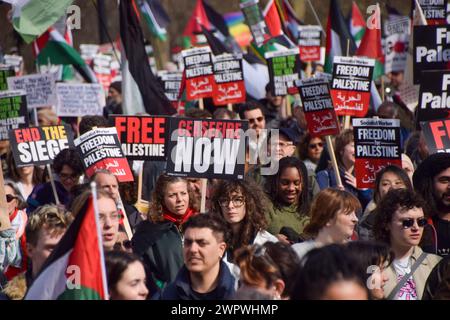 Londra, Regno Unito. 9 marzo 2024. I manifestanti marciano con cartelli pro-Palestina durante la manifestazione. Migliaia di persone marciano verso l'ambasciata degli Stati Uniti in solidarietà con la Palestina, chiedendo un cessate il fuoco mentre la guerra Israele-Hamas continua. Credito: SOPA Images Limited/Alamy Live News Foto Stock