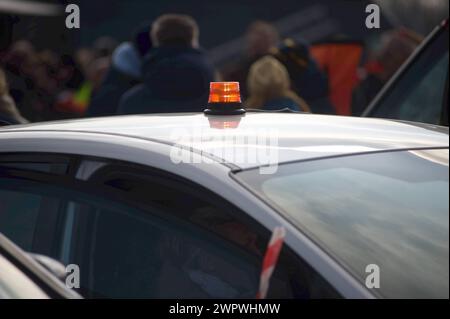 Flensburg, Schleswig-Holstein Protestation der Mitte, Demonstration und Kundgebung. Allarme Lim PKW - Liuchte auf Dach. Aufnahme vom 09.03.2024, Flensburg *** Flensburg, Schleswig Holstein protesta del centro, auto dimostrativa e rally con allarme luminoso sul tetto foto scattata il 09 03 2024, Flensburg Foto Stock