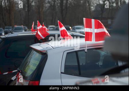 Flensburg, Schleswig-Holstein Protestation der Mitte, Demonstration und Kundgebung. Dänische Fahnen auf PKW im Wind auf der exe. Aufnahme vom 09.03.2024, Flensburg *** Flensburg, Schleswig Holstein protesta del centro, manifestazione e raduno bandiere danesi sulle auto al vento sul exe foto scattata il 09 03 2024, Flensburg Foto Stock