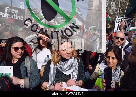 Londra, Regno Unito. 9 marzo 2024. La cantante Charlotte Church (c) partecipa alla protesta. Migliaia di persone marciano verso l'ambasciata degli Stati Uniti in solidarietà con la Palestina, chiedendo un cessate il fuoco mentre la guerra Israele-Hamas continua. Credito: SOPA Images Limited/Alamy Live News Foto Stock