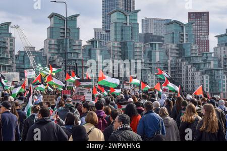 Londra, Regno Unito. 9 marzo 2024. I manifestanti marciano con le bandiere palestinesi durante la manifestazione sul ponte Vauxhall. Migliaia di persone marciano verso l'ambasciata degli Stati Uniti in solidarietà con la Palestina, chiedendo un cessate il fuoco mentre la guerra Israele-Hamas continua. Credito: SOPA Images Limited/Alamy Live News Foto Stock