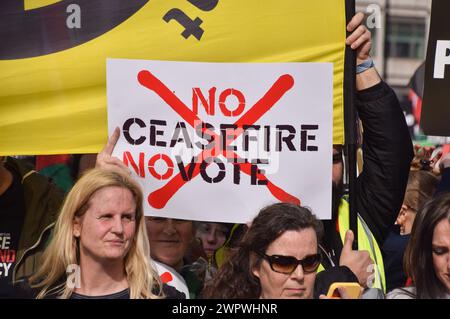 Londra, Regno Unito. 9 marzo 2024. Un manifestante tiene un cartello "No cessate il fuoco, no vota” durante la manifestazione. Migliaia di persone marciano verso l'ambasciata degli Stati Uniti in solidarietà con la Palestina, chiedendo un cessate il fuoco mentre la guerra Israele-Hamas continua. Credito: SOPA Images Limited/Alamy Live News Foto Stock