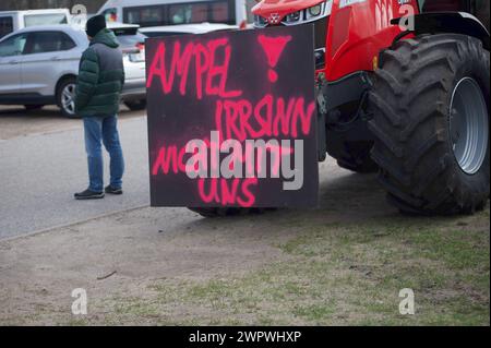 Flensburg, Schleswig-Holstein Protestation der Mitte, Demonstration und Kundgebung. Taktor, AM Heck Transparent mit Aufschrift: Ampel Irrsinn nicht mit uns. Aufnahme vom 09.03.2024, Flensburg *** Flensburg, Schleswig Holstein protesta del centro, manifestazione e raduno Taktor, sullo striscione posteriore con l'iscrizione Ampel Irrsinn nicht mit uns foto scattata il 09 03 2024, Flensburg Foto Stock