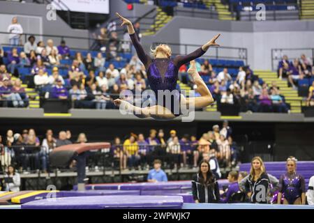 Baton Rouge, LOUISIANA, Stati Uniti. 8 marzo 2024. Olivia Dunne della LSU gareggia sul pavimento durante il quad di ginnastica Purple and Gold Podium Challenge Woman al Raising Canes River Center di Baton Rouge, LOUISIANA. Jonathan Mailhes/CSM/Alamy Live News Foto Stock