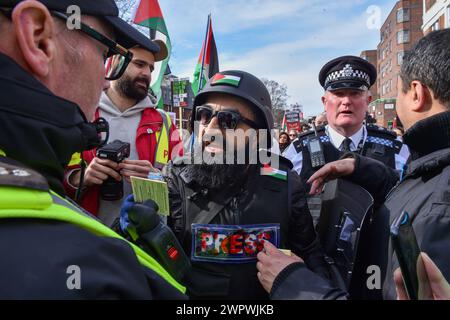 Londra, Inghilterra, Regno Unito. 9 marzo 2024. Migliaia di persone si riuniscono a Londra per una manifestazione a favore della Palestina organizzata dalla campagna di solidarietà per la Palestina e da vari gruppi di sostegno. Gli agenti di polizia stanno monitorando la marcia da Hyde Park Corner all'ambasciata degli Stati Uniti, mentre i dimostranti chiedono un cessate il fuoco e la fine del peggioramento della crisi umanitaria a Gaza. (Credit Image: © Thomas Krych/ZUMA Press Wire) SOLO PER USO EDITORIALE! Non per USO commerciale! Foto Stock