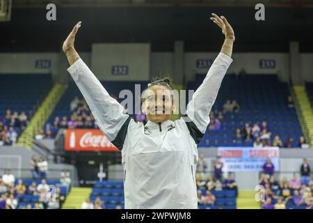 Baton Rouge, LOUISIANA, Stati Uniti. 8 marzo 2024. Haleigh Bryant della LSU è riconosciuta dopo il quad di ginnastica femminile Purple and Gold Podium Challenge al Raising Canes River Center di Baton Rouge, LOUISIANA. Jonathan Mailhes/CSM/Alamy Live News Foto Stock