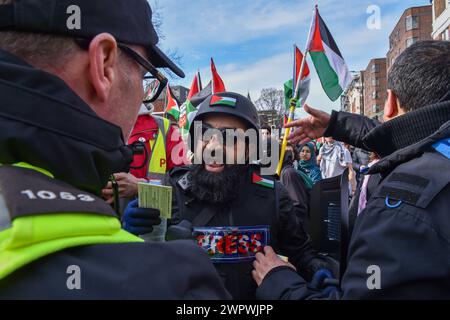 Londra, Inghilterra, Regno Unito. 9 marzo 2024. Migliaia di persone si riuniscono a Londra per una manifestazione a favore della Palestina organizzata dalla campagna di solidarietà per la Palestina e da vari gruppi di sostegno. Gli agenti di polizia stanno monitorando la marcia da Hyde Park Corner all'ambasciata degli Stati Uniti, mentre i dimostranti chiedono un cessate il fuoco e la fine del peggioramento della crisi umanitaria a Gaza. (Credit Image: © Thomas Krych/ZUMA Press Wire) SOLO PER USO EDITORIALE! Non per USO commerciale! Foto Stock