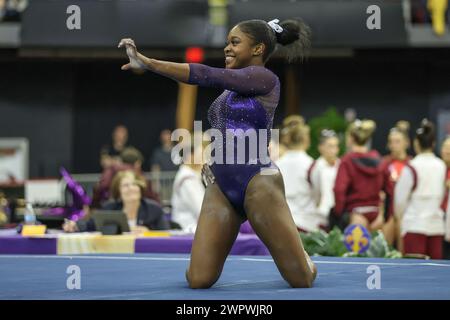 Baton Rouge, LOUISIANA, Stati Uniti. 8 marzo 2024. Kiya Johnson della LSU compete sul pavimento durante il Purple and Gold Podium Challenge, il quad di ginnastica femminile, si incontra al Raising Canes River Center di Baton Rouge, LOUISIANA. Jonathan Mailhes/CSM/Alamy Live News Foto Stock