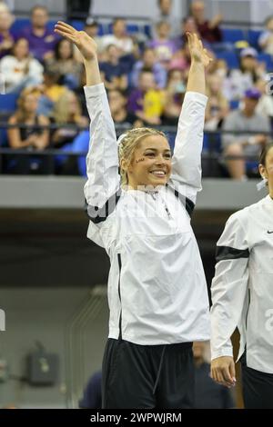 Baton Rouge, LOUISIANA, Stati Uniti. 8 marzo 2024. Olivia Dunne della LSU ondeggia alla folla durante le presentazioni prima del quad di ginnastica Purple and Gold Podium Challenge Woman si incontrano al Raising Canes River Center di Baton Rouge, LOUISIANA. Jonathan Mailhes/CSM/Alamy Live News Foto Stock