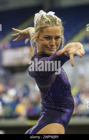 Baton Rouge, LOUISIANA, Stati Uniti. 8 marzo 2024. Olivia Dunne della LSU gareggia sul pavimento durante il quad di ginnastica Purple and Gold Podium Challenge Woman al Raising Canes River Center di Baton Rouge, LOUISIANA. Jonathan Mailhes/CSM/Alamy Live News Foto Stock