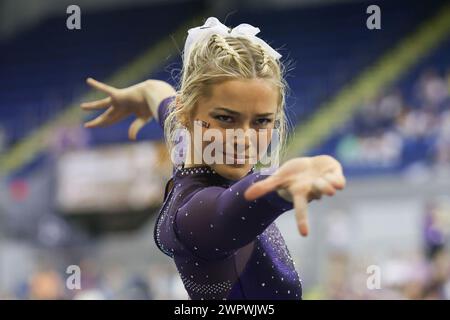 Baton Rouge, LOUISIANA, Stati Uniti. 8 marzo 2024. Olivia Dunne della LSU gareggia sul pavimento durante il quad di ginnastica Purple and Gold Podium Challenge Woman al Raising Canes River Center di Baton Rouge, LOUISIANA. Jonathan Mailhes/CSM/Alamy Live News Foto Stock