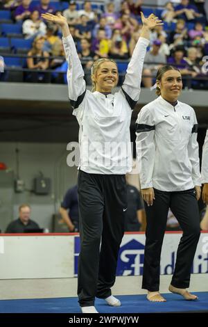 Baton Rouge, LOUISIANA, Stati Uniti. 8 marzo 2024. Olivia Dunne della LSU ondeggia alla folla durante le presentazioni prima del quad di ginnastica Purple and Gold Podium Challenge Woman si incontrano al Raising Canes River Center di Baton Rouge, LOUISIANA. Jonathan Mailhes/CSM/Alamy Live News Foto Stock